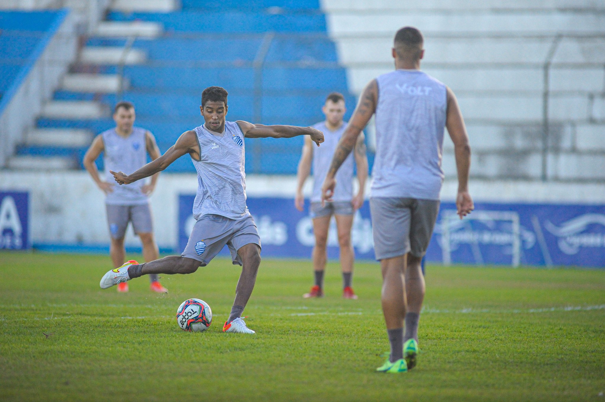 Gabriel acerta a pontaria antes do duelo diante do Confiança. Foto: Augusto Oliveira/CSA
