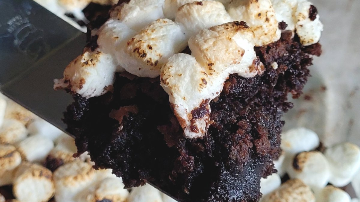 Hot Cocoa Brownies with Kahlua can be ready in just 30 minutes! conta.cc/3C4O9Xr

#brownies #chocolate #cswdumplings #dessert #easydessert #kahlua #easydessertrecipe #easydessertideas #hotcocoabrownies #chocolatedessert #toastedmasrshmallow #grownuptreats