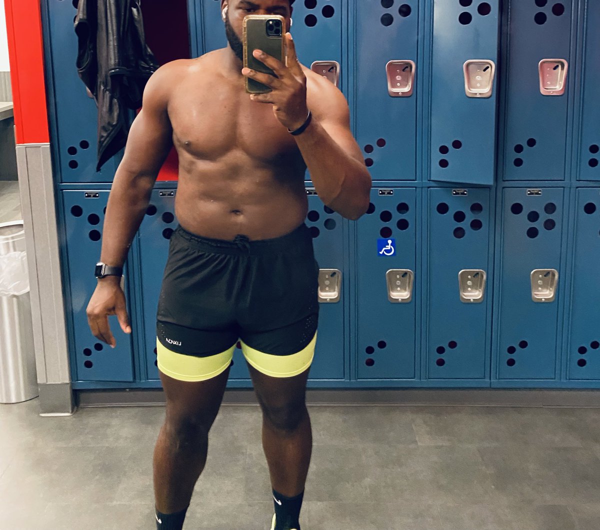 ThatGuyYouKnew0's tweet photo. Really proud of my progress. 

Lost 10 pounds in 10 days by cutting out bread carbs and sugars. 

Currently 240.5lbs. 

Shoulders are rounding. 

Traps trapping. #LunchWork https://t.co/NmVf9TJQ3T