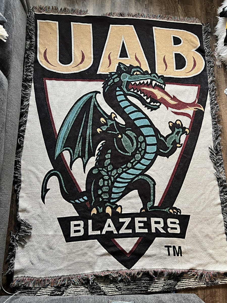 Hi_imtaylar's tweet photo. #UAB #uabblack #goblazers 🐲🐉💚 https://t.co/sx4lrToEnI