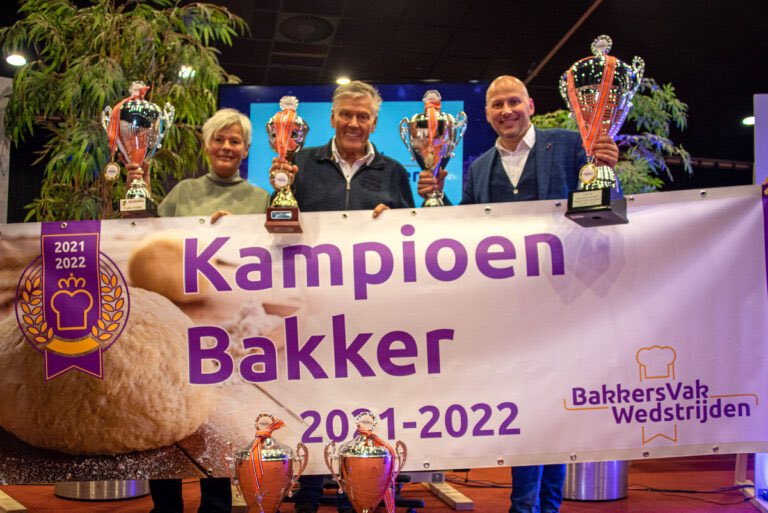 Het was het team van Bakkerij Vreugdenhil uit Maasdijk dat de winnaar werd van de felbegeerde Kampioensbokaal voor de beste brood-, koek- en banketbakker BakkersVakWedstrijden 2021