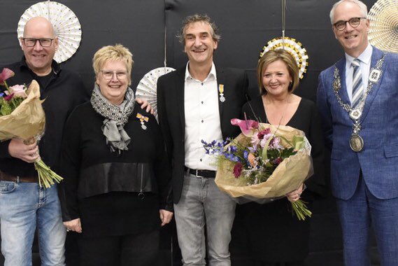 En zo kreeg deze 11-11 toch een heel feestelijke en Koninklijke glans. Voor hun  jarenlange tomeloze inzet bij o.a de <a href="/depielhaas/">De Pielhaas</a> Circus Mök en de Ondernemers Prijs #Venray ontvingen Frank Claessens en Lilian Vollenberg een K.O. #hulde #trots <a href="/Gemeente_Venray/">Gemeente_Venray</a>
