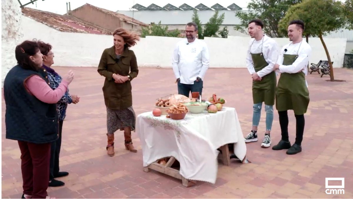 ElPuebloCMM's tweet photo. ¡Todo listo! Os esperamos a las 22:30 en @CMM_es 📺

Además hoy nos visitan los chefs de moda @canitasmaite y @Quiquecerro 👨‍🍳 #ElPueblo21 https://t.co/PaEH0QLCI7