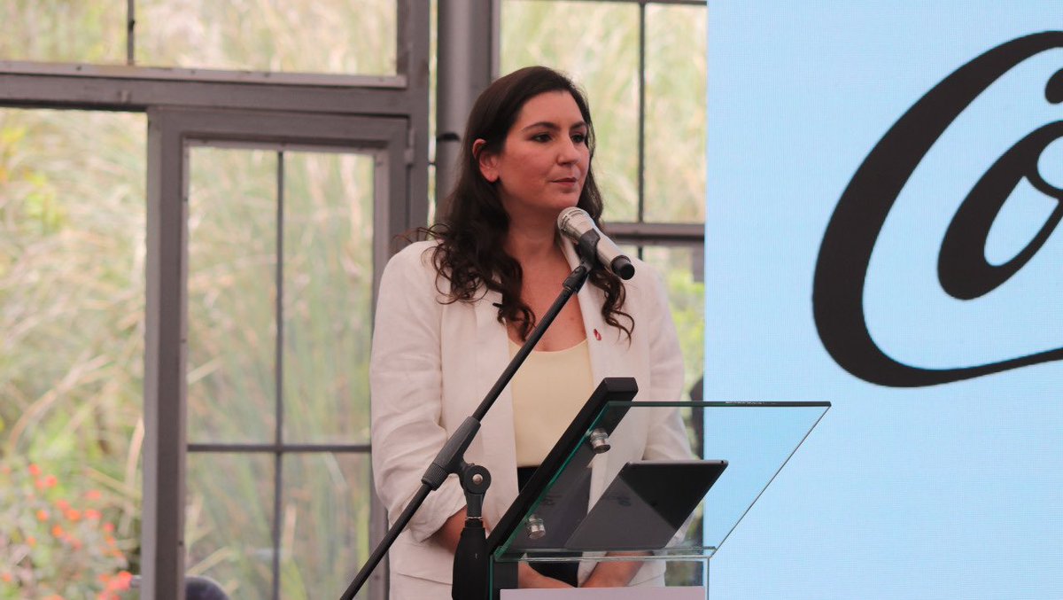 EcuadorMAE's tweet photo. "Es necesario que los residuos se gestionen integralmente, por ello trabajamos con @Ambiente_Ec en varios proyectos, con acciones como esta reafirmamos nuestro compromiso con la sostenibilidad, este gobierno y su #TransiciónEcológica", Mariana Rosalva, Gerente @CocaColaLC. https://t.co/BbMWI34uXN
