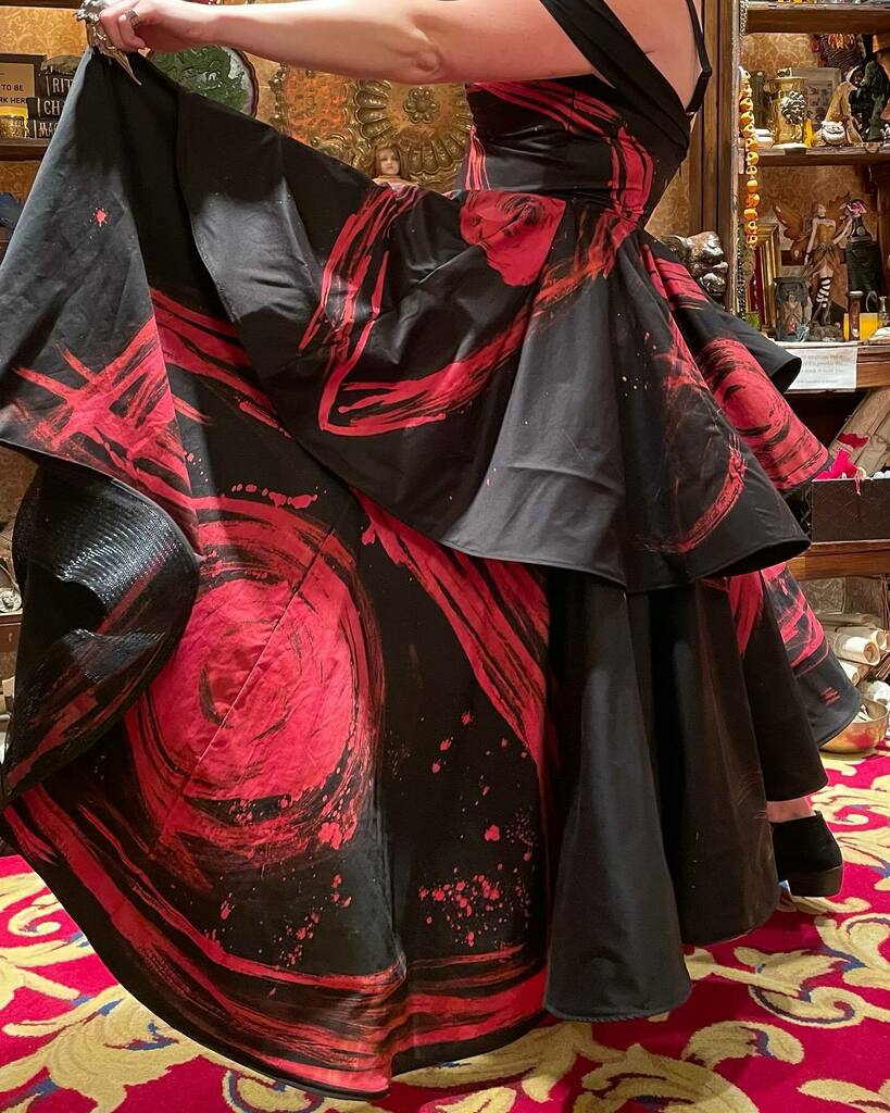 FatedCanvas's tweet photo. Is it Thursday yet? The before and after dyeing of the Biggest Eye for my Nein Eyes dress. Inspired by the BBEG of Campaign 2. #critrolefanart 
Check out my other posts and story highlights for more process photos. I genuinely can’t wait for another oppo… https://t.co/tcr1tcGQU4 https://t.co/Bt0XDYU7x6