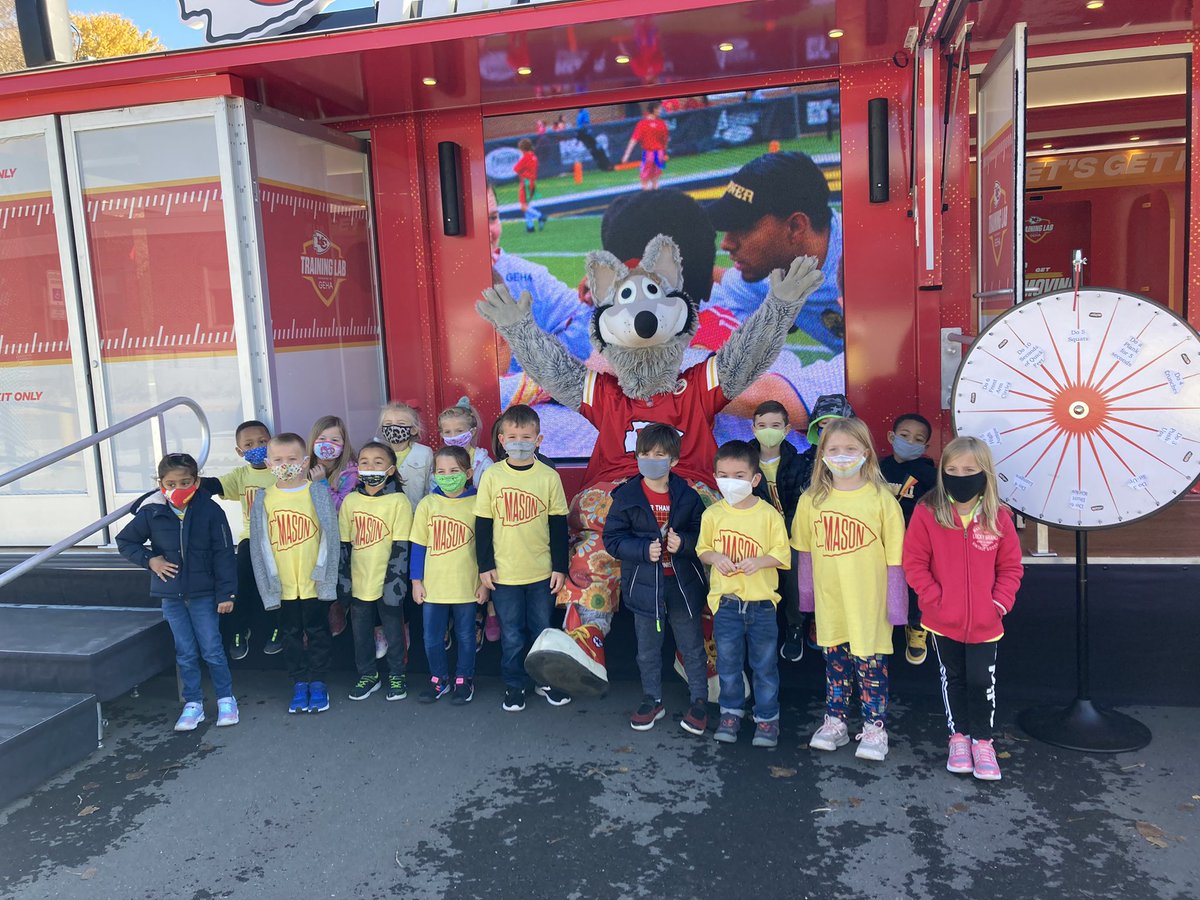 Chiefs Training Lab, Cheerleaders, and KC Wolf!  Thanks <a href="/Chiefs/">Kansas City Chiefs</a> for a fun day focused on being healthy!  #r7proud <a href="/Mason_PTA/">Mason Elementary PTA</a>