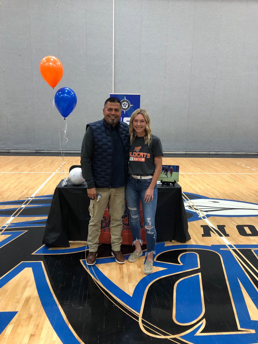 kaileemarie01's tweet photo. officially a wildcat!! 🧡⚽️ i couldn’t have done it without all the support &amp; i’m forever thankful for all the people who continued pushing me and making me a better player. i can’t wait to be a wildcat next year!! #bakeruniversity #signed #classof2022 https://t.co/6ryDlCiWL3
