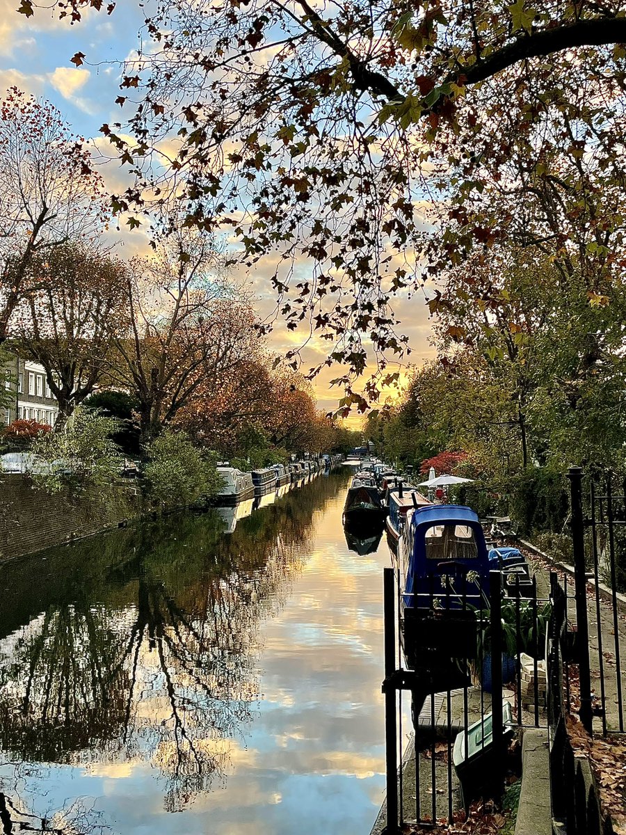 C_Steinfeld's tweet photo. Little Venice #London #GoldenHour #SailingIntoTheSunset https://t.co/Up2qeWVwPD