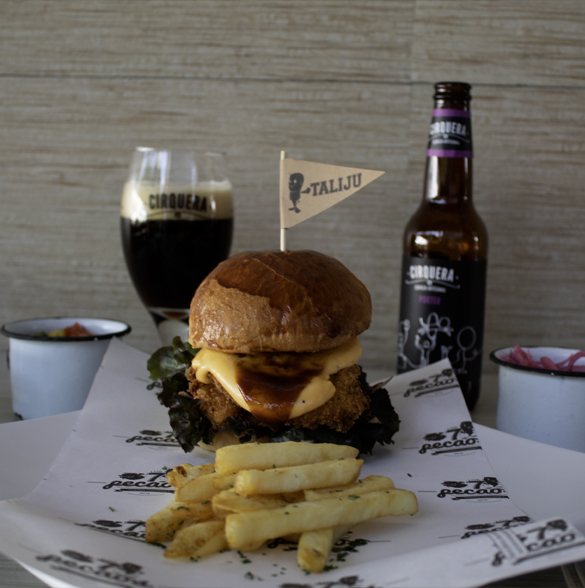 RodrigoDelgado's tweet photo. Uno de mis nuevos lugares favoritos es @los7pecaos y ahora tocó ir a probar sus nuevos platillos maridados con cerveza artesanal de la casa, de @cirqueramx  :
- Chicharrón de Pecao conEnglish Pale Ale
- Hamburguesa de Pollo con Porter
- Ensalada Fresca con Salmón con Light Lager https://t.co/LmpEdBG0zm