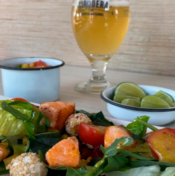 RodrigoDelgado's tweet photo. Uno de mis nuevos lugares favoritos es @los7pecaos y ahora tocó ir a probar sus nuevos platillos maridados con cerveza artesanal de la casa, de @cirqueramx  :
- Chicharrón de Pecao conEnglish Pale Ale
- Hamburguesa de Pollo con Porter
- Ensalada Fresca con Salmón con Light Lager https://t.co/LmpEdBG0zm