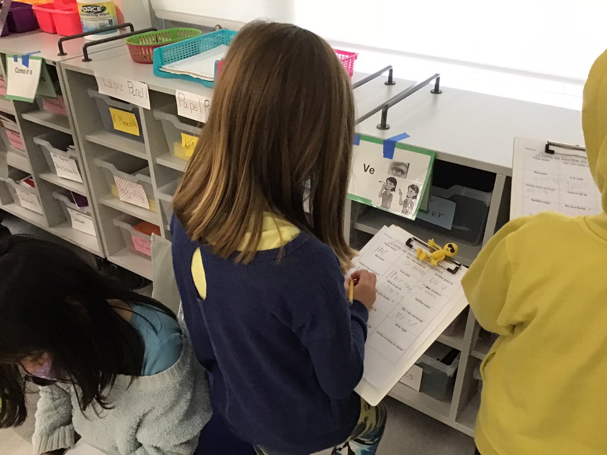 2nd graders reviewing vocabulary words related to our first story in Spanish this year!!! So proud of all of you!! Thank you so much Annabelle @lamaestraloca <a href="/vopnews/">Village of Oak Park</a> <a href="/OakPark97/">Oak Park District 97</a> <a href="/ParkDistOakPark/">Park Dist. Oak Park</a> <a href="/Chicago_IC/">Instituto Cervantes Chicago</a> #WeAreD97 <a href="/d97Spanish/">OP97 Spanish FLES</a>