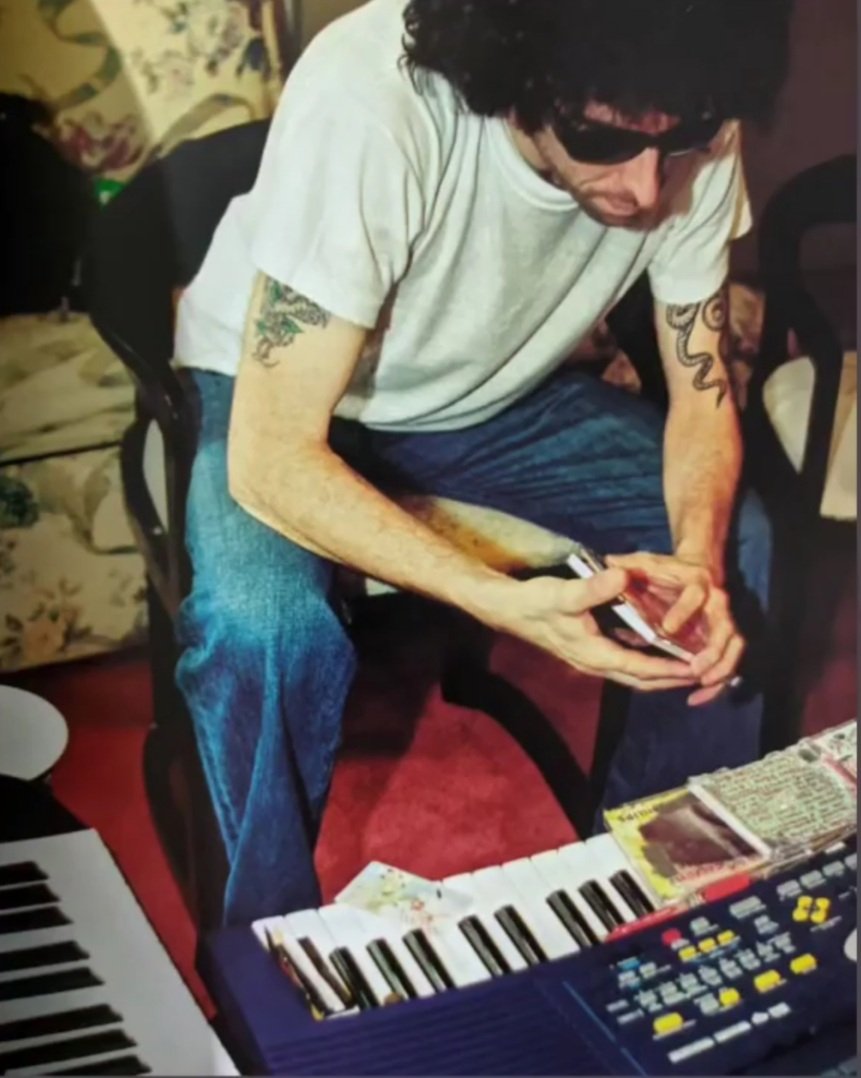 MrNono's tweet photo. Alguna vez me quise ir
Allí dejé lo que perdí
Apenas pude rescatar
Algunos discos viejos
Y los reflejos del lugar
De donde soy.
#voyavolver #calamaro https://t.co/JdElQX2yul