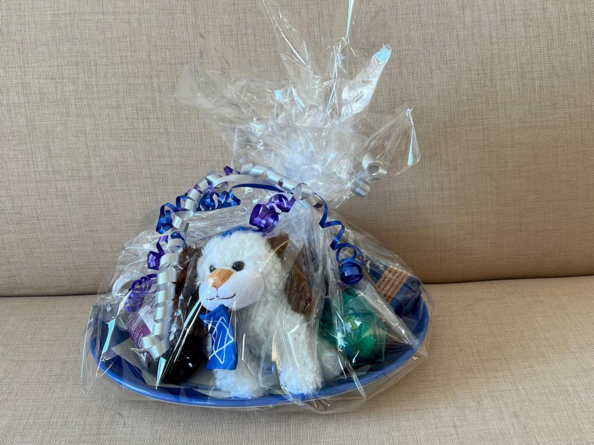 _HeritagePointe's tweet photo. #HeritagePointeOC Gift Shop has custom Hanukkah gift baskets. https://t.co/vGcCJXghPH https://t.co/LGr9y9gqGe