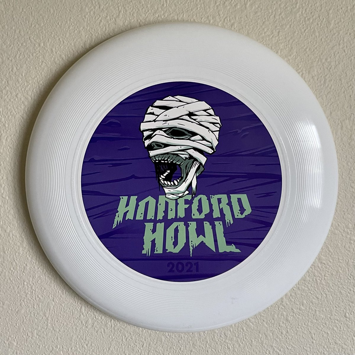 Shoutout to <a href="/dh_ultimate/">DH Ultimate</a> for being our sweet wearable swag supplier again, and to <a href="/DiscraftULT/">Discraft Ultimate</a> for the discs! #hanfordhowl