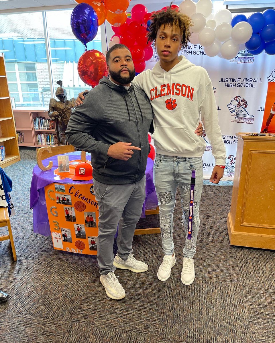 coachperk2016's tweet photo. Early Signing Period Was A Success. Definitely Happy For The Families & And These Young Gents. It’s Bigger Than Basketball Fellas @_B2official @hooplikec @CJFord_3 . It’s A Brotherhood. I Will Always Support You Guys On & Off The Court. I Love You Guys. #PerkWerk #Family #AllGod https://t.co/b3bdGnVb2M