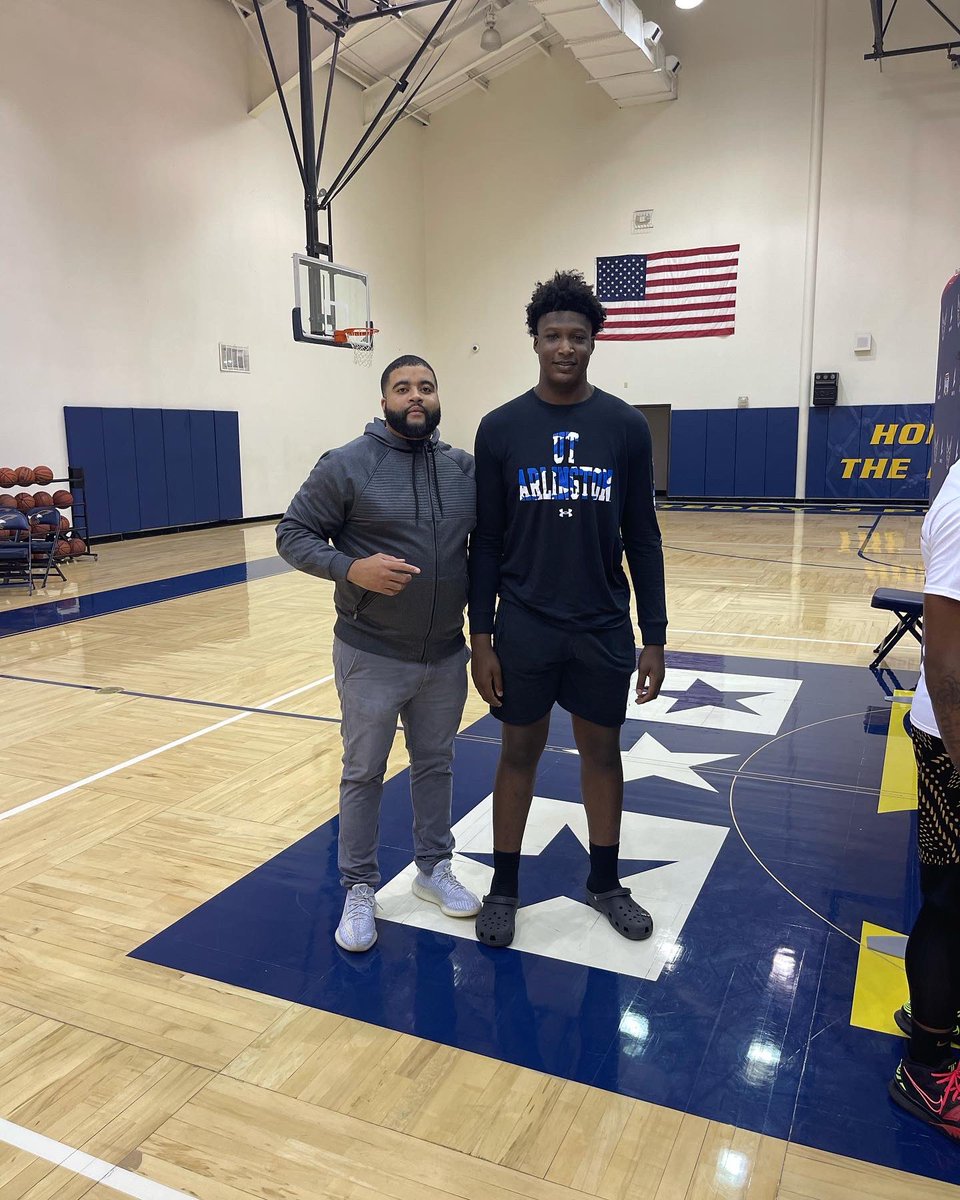 coachperk2016's tweet photo. Early Signing Period Was A Success. Definitely Happy For The Families & And These Young Gents. It’s Bigger Than Basketball Fellas @_B2official @hooplikec @CJFord_3 . It’s A Brotherhood. I Will Always Support You Guys On & Off The Court. I Love You Guys. #PerkWerk #Family #AllGod https://t.co/b3bdGnVb2M