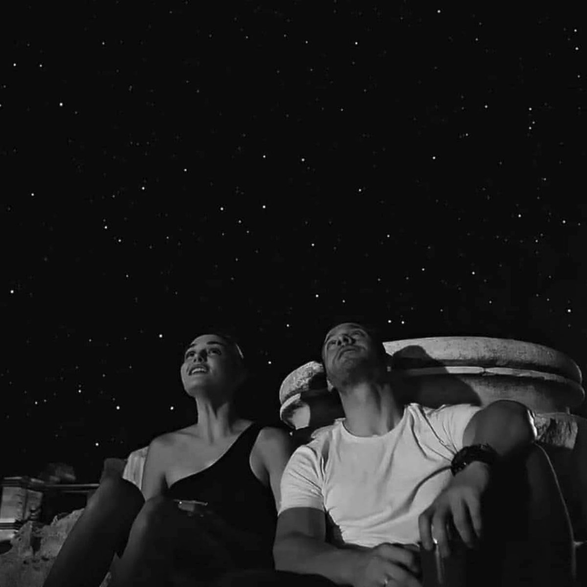 "وجهٌ كلما نظرت إليه ثمّة شيء بارد 
يُضيء في صدري، شيء يشبه السلام 
ولكنه أرق من ذلك."🤍

 #وش_دليل_lلحب