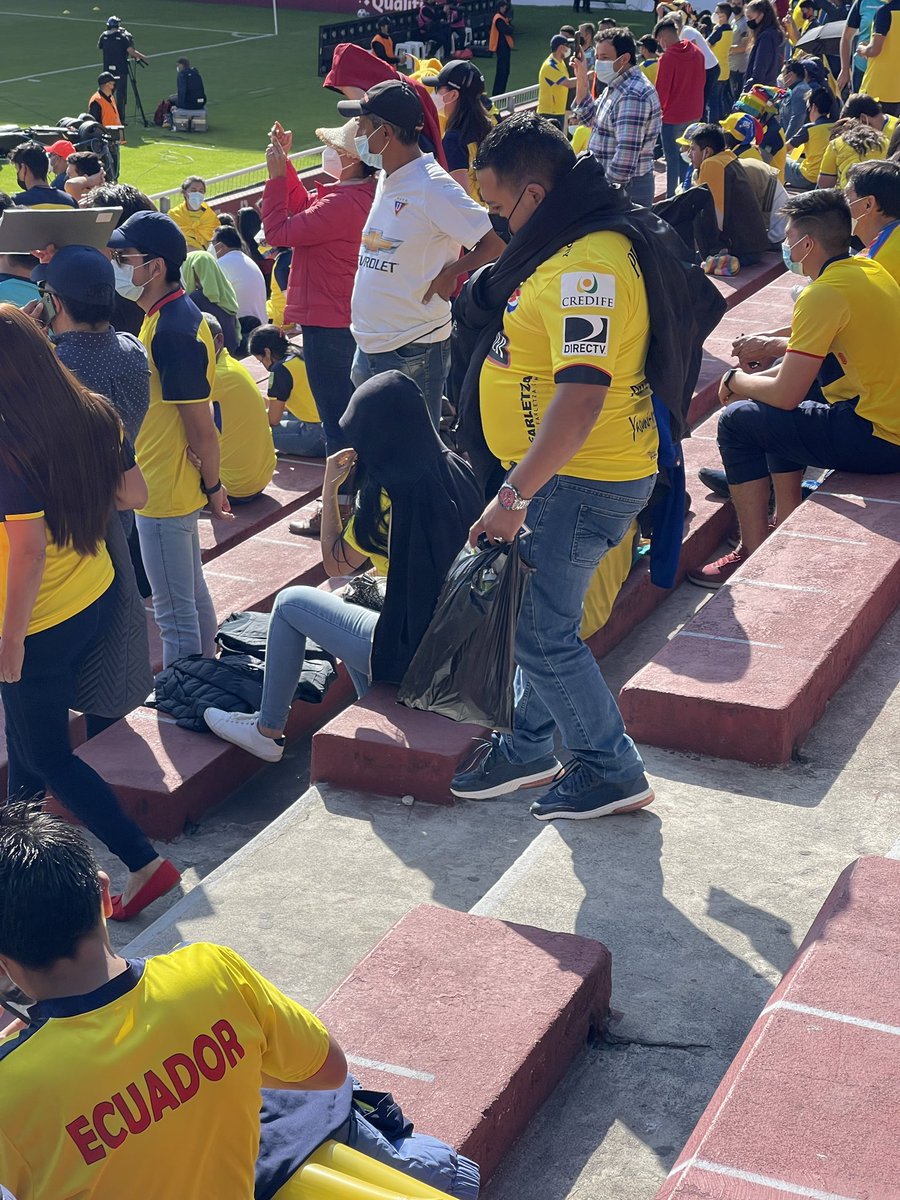 allcivarista's tweet photo. Pero si ha ido Pineida a compartir con los hinchas. https://t.co/cBtrlZgRw8