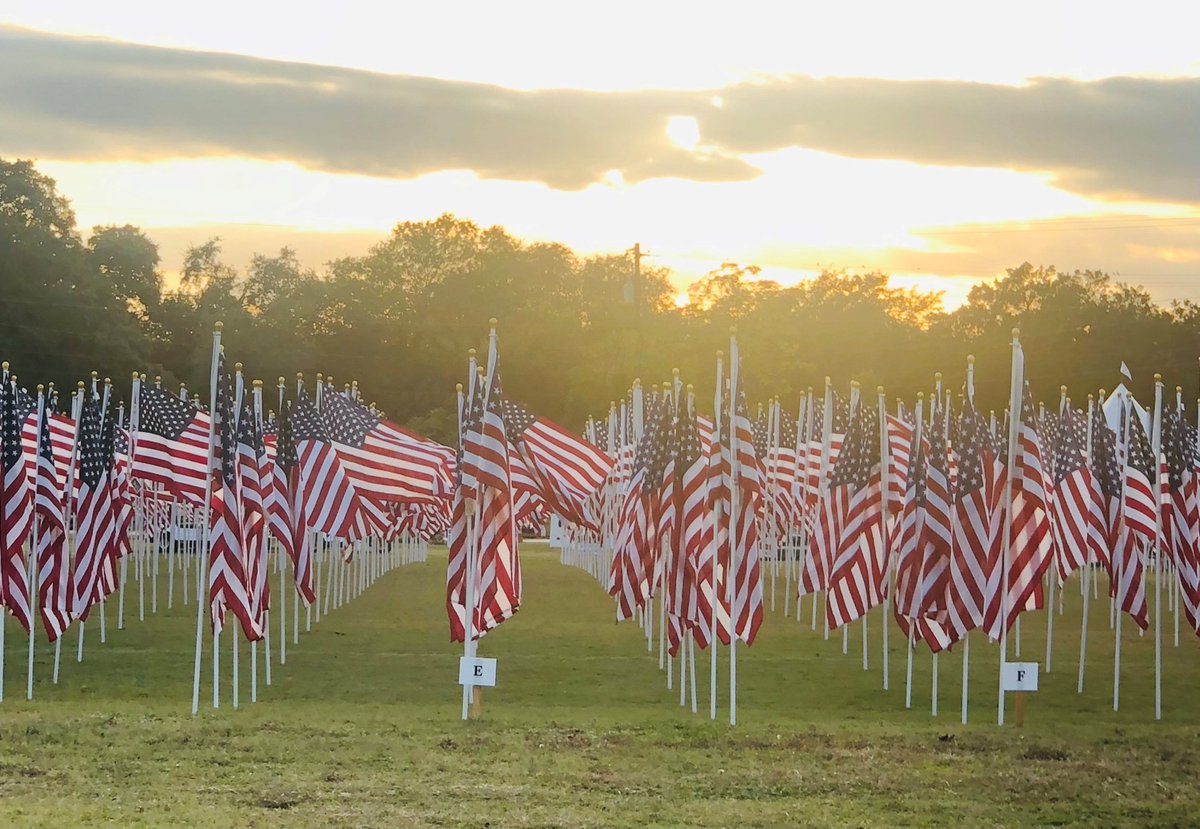 RCRoyalties's tweet photo. Today we honor all the veterans who have served and are currently serving our country.
The Field of Honor in Georgetown, TX is a breathtaking display of flags dedicated to our military and first responder heroes. @gtxfieldofhonor
#veteransday https://t.co/xYOYj8LBiN