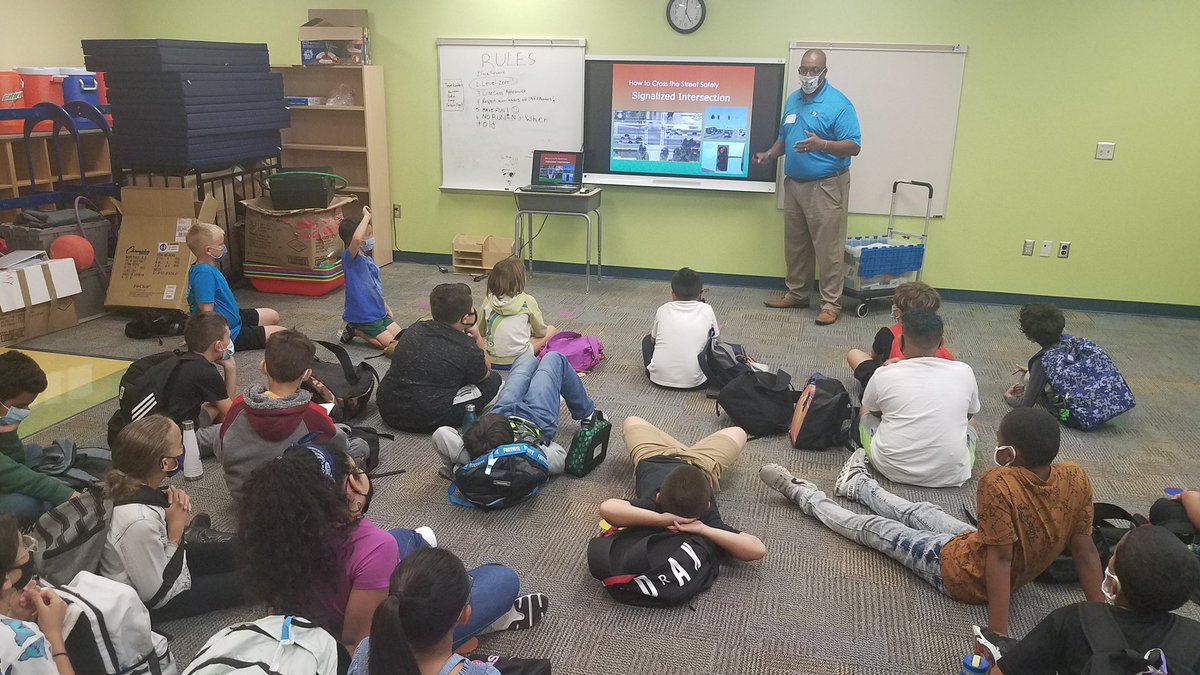 CSVcentralFL's tweet image. Our Executive Director got the chance to present to Sally Ride Elementary school and attend the Octoberbearfest 5k for Walk-Ride-Thrive Orange County! 🚴 

Make sure to check them out and brush up on pedestrian/bike safety!