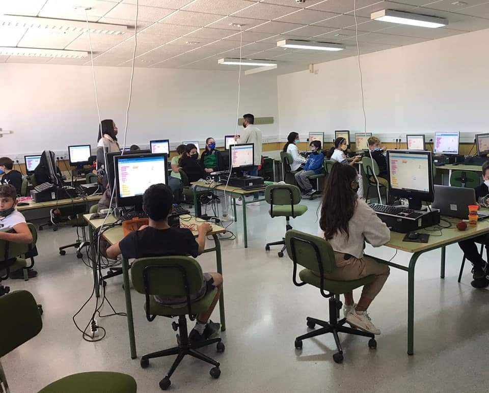 conectados_es's tweet photo. Llevamos la Tecnología a todos los rincones de la Región de Murcia.
Estos días a centros educativos de: #Beniel #ElMirador #ElEsparragal #PuertoLumbreras #Murcia
#Cartagena #Yechar
"Fondo Europeo de Desarrollo Regional. Una manera de hacer Europa"
@RM_Hacienda
@FIntegraDigital https://t.co/hxj9rbI3h8