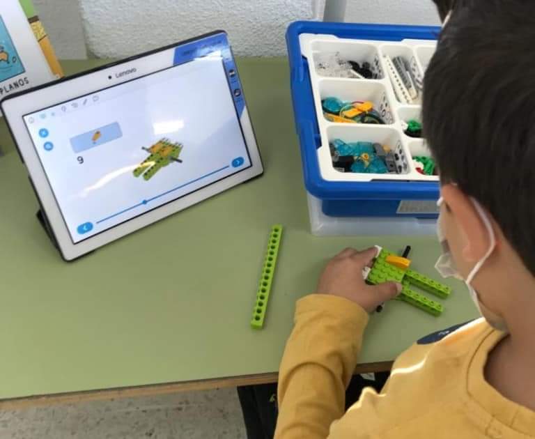conectados_es's tweet photo. Llevamos la Tecnología a todos los rincones de la Región de Murcia.
Estos días a centros educativos de: #Beniel #ElMirador #ElEsparragal #PuertoLumbreras #Murcia
#Cartagena #Yechar
"Fondo Europeo de Desarrollo Regional. Una manera de hacer Europa"
@RM_Hacienda
@FIntegraDigital https://t.co/hxj9rbI3h8