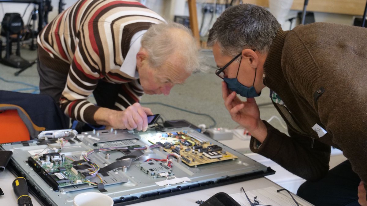 Next Repair Café  Saturday 4th December 2021

💥 Get out your Xmas lights: are they still working? 💥
🧦 Check the Xmas stockings for holes 🧦

Sign up to get notified as soon as we take bookings 📝
salisburyrepaircafe.org/updates

#salisbury  #repaircafe #newsarumphoto