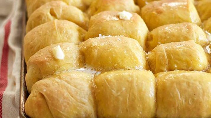 RedStarYeast's tweet photo. Get RECIPE: https://t.co/i73oH70pCm
Thanksgiving is right around the corner 🔜. To help get you prepared, we’re sharing these delicious Pumpkin Parker House Rolls. Layer the top with melted butter and sprinkle with salt to make these rolls shine on your dinner table.
#dinnerroll https://t.co/SqbBV6eY8l