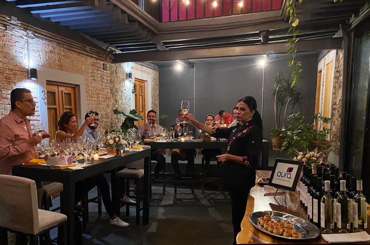 gracielamontano's tweet photo. Impartiendo una Cata de Queso Mexicano y Vino Mexicano en Querétaro. Gracias Intel México por elegir Aura. #mexicansommelier #mexicanchef #corporateevent #teambuilding #auraexperience #cheeseandwinetasting #momentosaura 👩🏻‍🍳🇲🇽🧀🍷🥰 https://t.co/OW7FyHtdDB