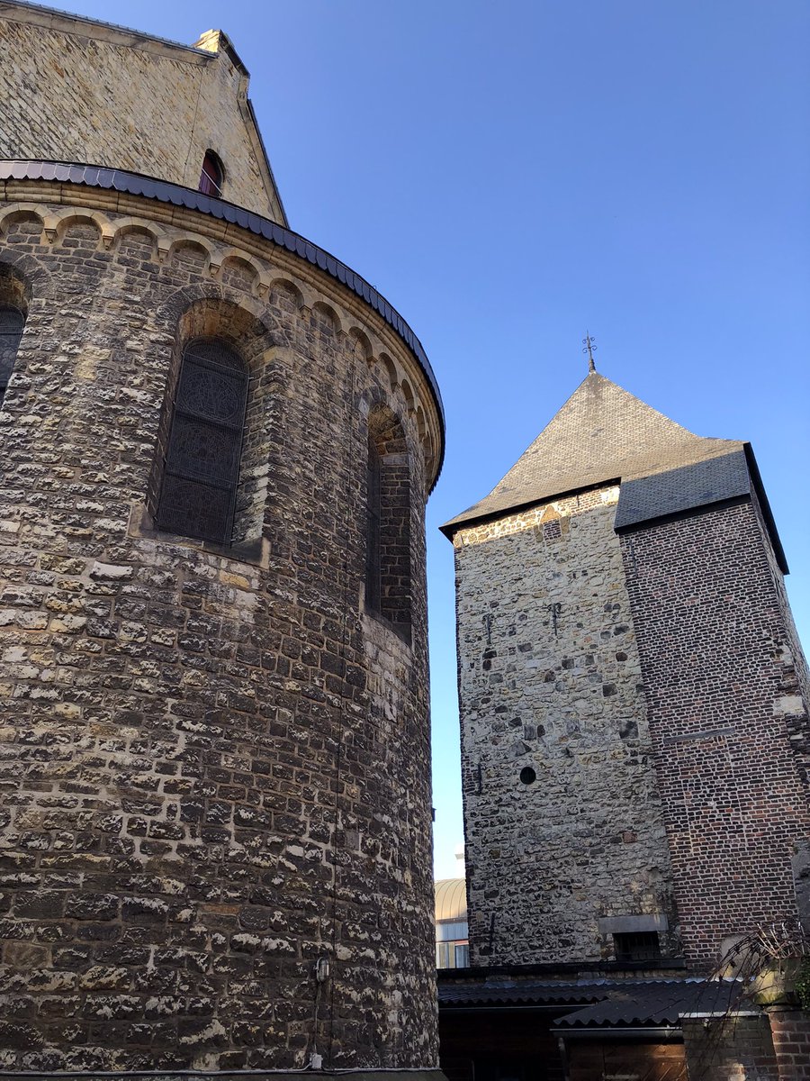 COostwegel's tweet photo. #Heerlen Middeleeuwse #Pancratiuskerk en Gevangentoren/Schelmentoren https://t.co/irnViRCObn