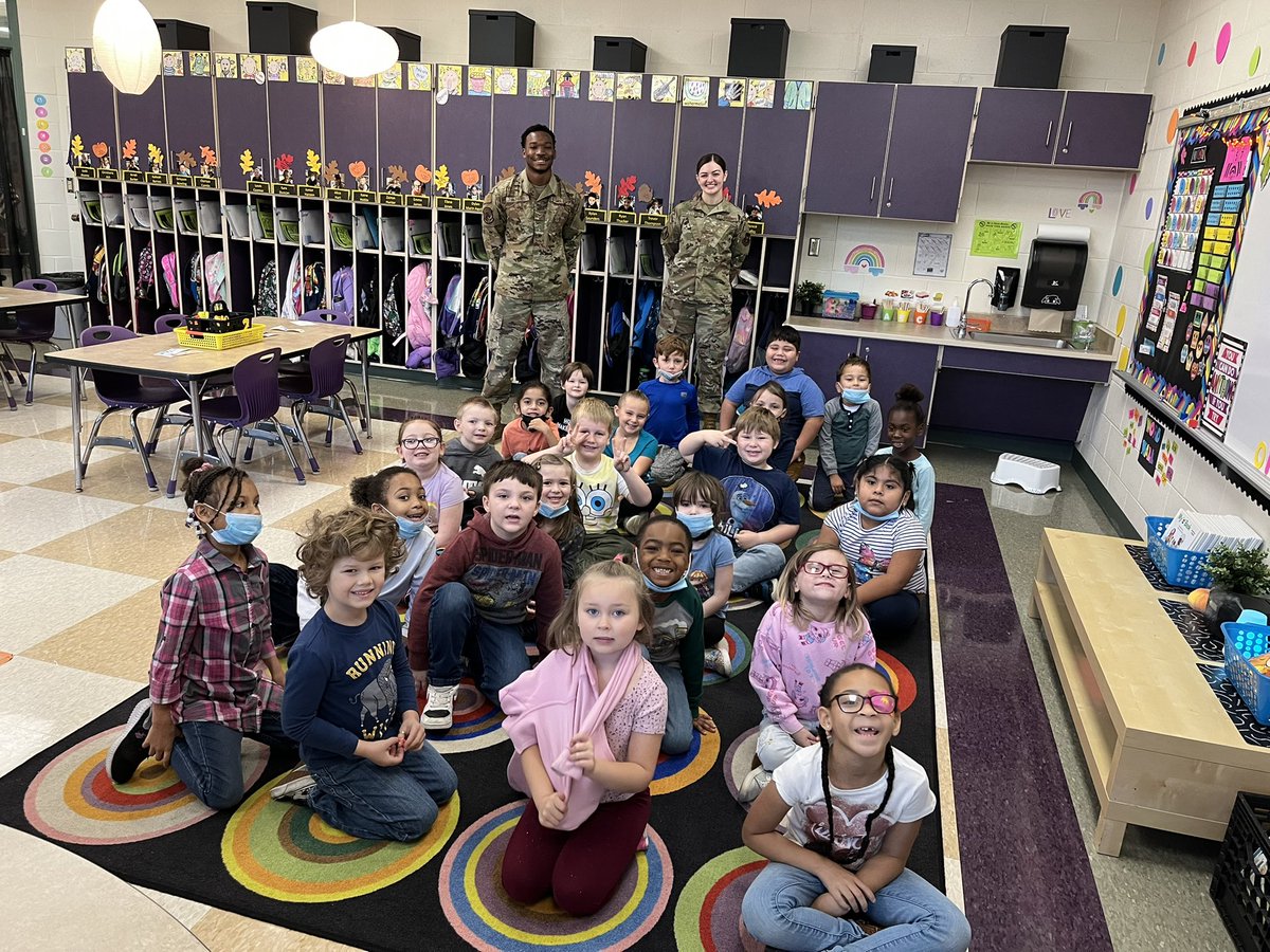 Jeni__Wilson's tweet photo. We LOVED our visit from @KingmaineII and making cards to celebrate our veterans! #ThankYou @MayfieldTweets https://t.co/N9h9N9cqiW