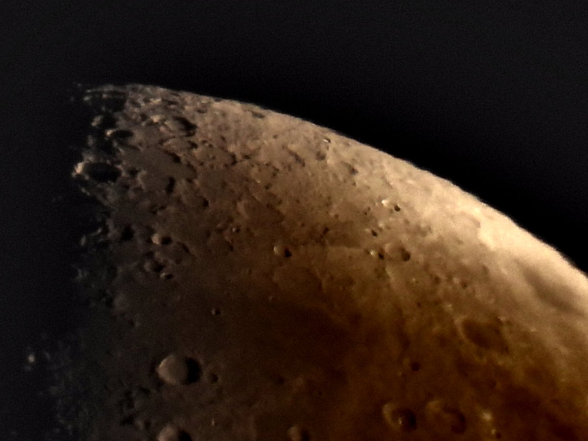 lakazel's tweet photo. Heute ist immer Familientag und es war anstrengend! 😄Aber #Mond im ersten Viertel ließ ich mir nicht entgehen, auf Bild 1 mit Jupiter. Ich liebe den Klee-Meton, über #Gärtner im #MareFrigoris ist eine regelmäßige Struktur, es war wolkig! Gute Nacht! 😴 https://t.co/zbf34Xzxnx