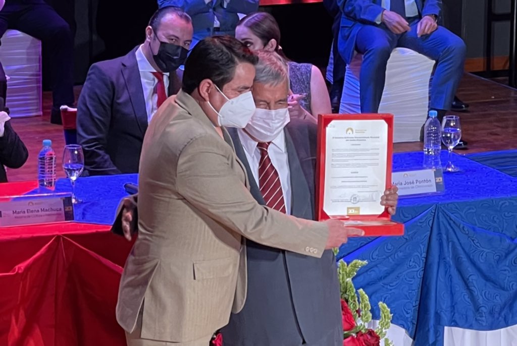 MuniRiobamba's tweet photo. Al Msc. Edison Riera, por su destacada trayectoria frente a instituciones de Educación Súper, UNACH, ITS Carlos Cisneros. Hace la entrega Luis Carvajal. https://t.co/nxgb8xbEql