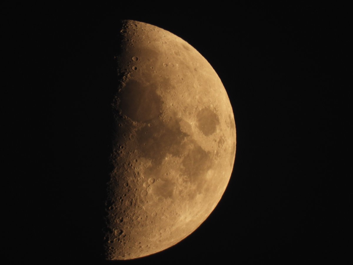 lakazel's tweet photo. Heute ist immer Familientag und es war anstrengend! 😄Aber #Mond im ersten Viertel ließ ich mir nicht entgehen, auf Bild 1 mit Jupiter. Ich liebe den Klee-Meton, über #Gärtner im #MareFrigoris ist eine regelmäßige Struktur, es war wolkig! Gute Nacht! 😴 https://t.co/zbf34Xzxnx