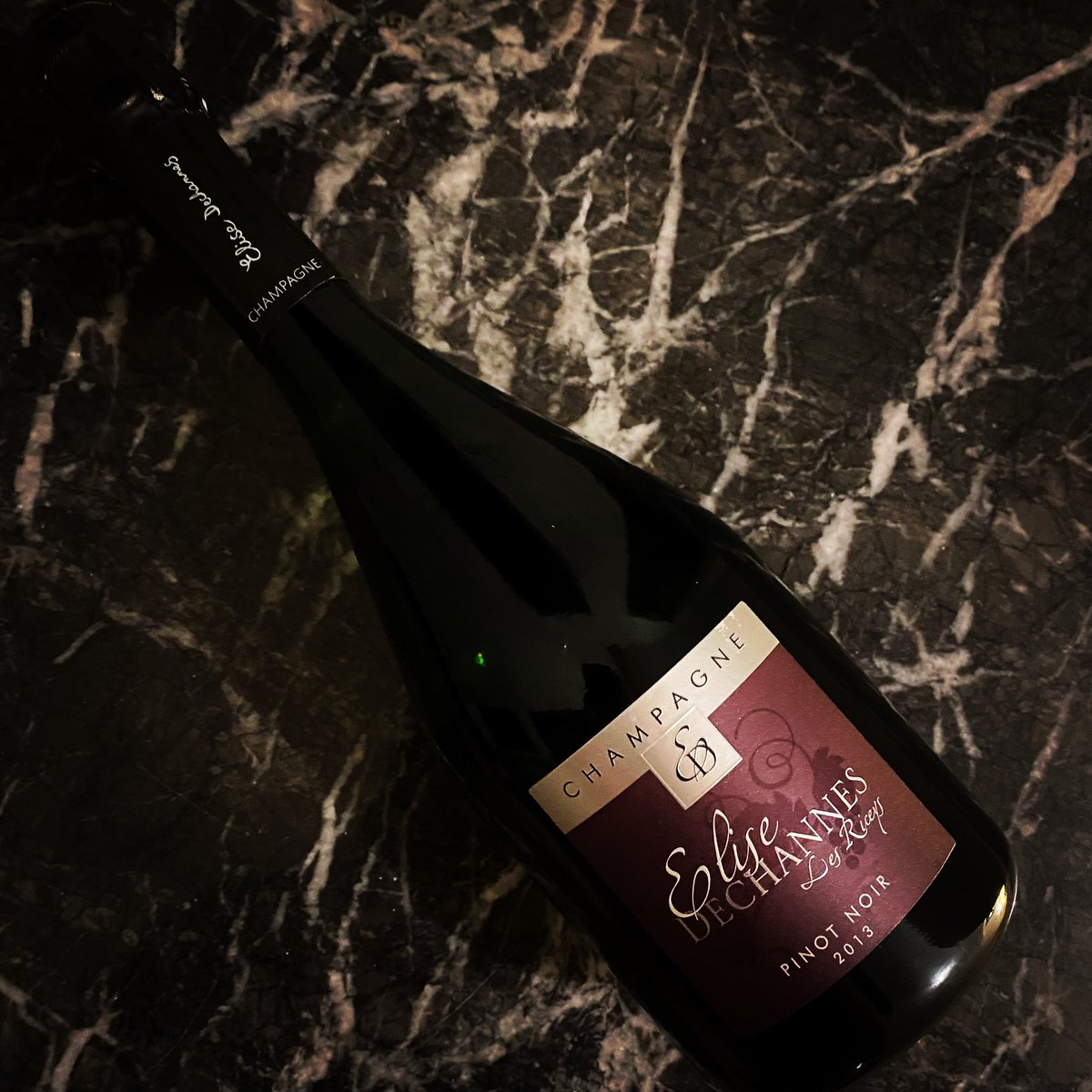 Pinot Noir 2013
*
995 flaskor producerade.
deg. Mars 2019
Generöst vin med aromer av rambutan, marsipan samt kanderad citron.
Underbar med en bra spänning mellan mineraliteten och syran tillsammans med den mogna frukten.
Riktigt bra!

Pris: 716:-

Läs mer: winescout.se/produkt/pinot-…