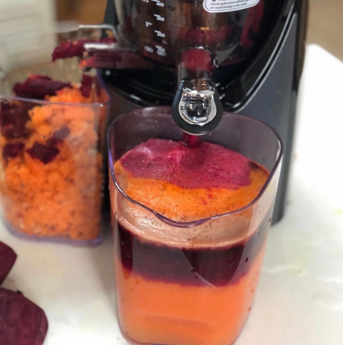 KuvingsUSA's tweet photo. @jadeyraw kept the juice cap open to create these gorgeous layers. The top is carrot beet juice. The bottom is pineapple orange juice.

#juicingforhealth #plantbaseddiet #juicingrecipes #veganfood #cleaneating #fitfood #nutrition #superfoods #smoothies #juicingtips #slowjuicer https://t.co/lWagm705mn