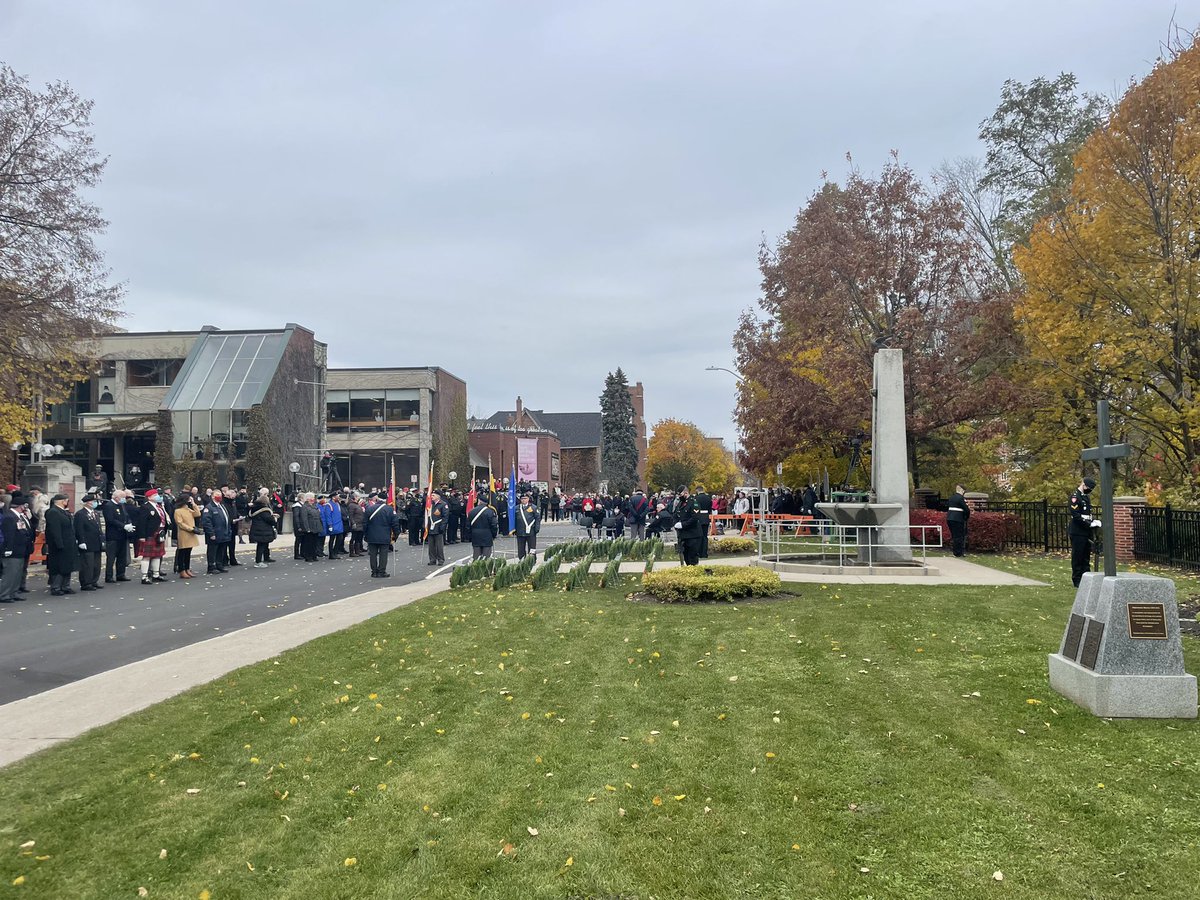 brhamley's tweet photo. Proud to join so many members of our community this morning at the cenotaph to honour the fallen servicemen and women who have fought for our country and its future.

And to the men and women currently serving, thank you for all that you do.

#lestweforget https://t.co/A58v9eqXqP