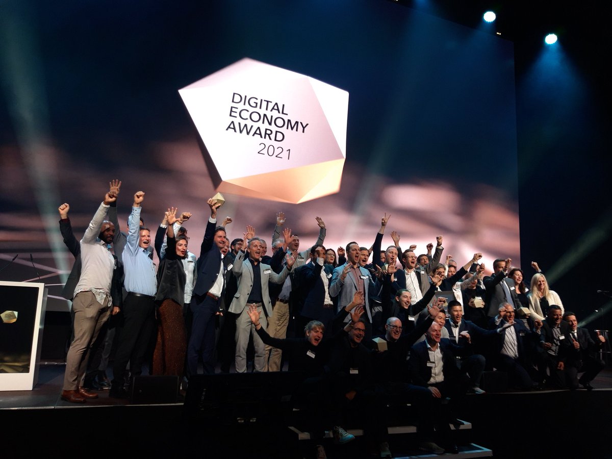 Hooray! Verdienter Jubel bei allen Gewinnerinnen und Gewinnern des Abends. 
#sdea21 #winners #teamwork <a href="/dgt_switzerland/">digitalswitzerland</a> <a href="/swissICT/">swissICT</a>