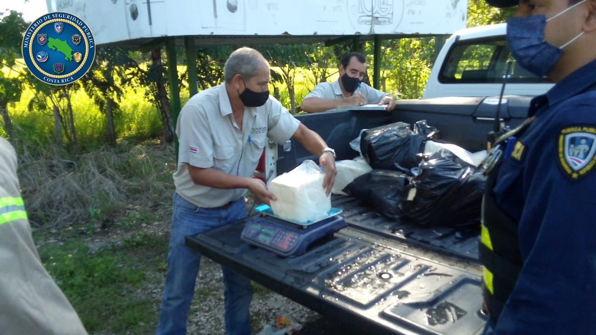 fuerzapublicaCR's tweet photo. La Fuerza Pública en #Nandayure de #Guanacaste y en un Operativo Interinstitucional con SENASA y la Policía de Tránsito decomisaron 275 kilos de queso insalubre. El decomiso se dio en ruta 21 límite con Jicaral. https://t.co/lISRCXwalb