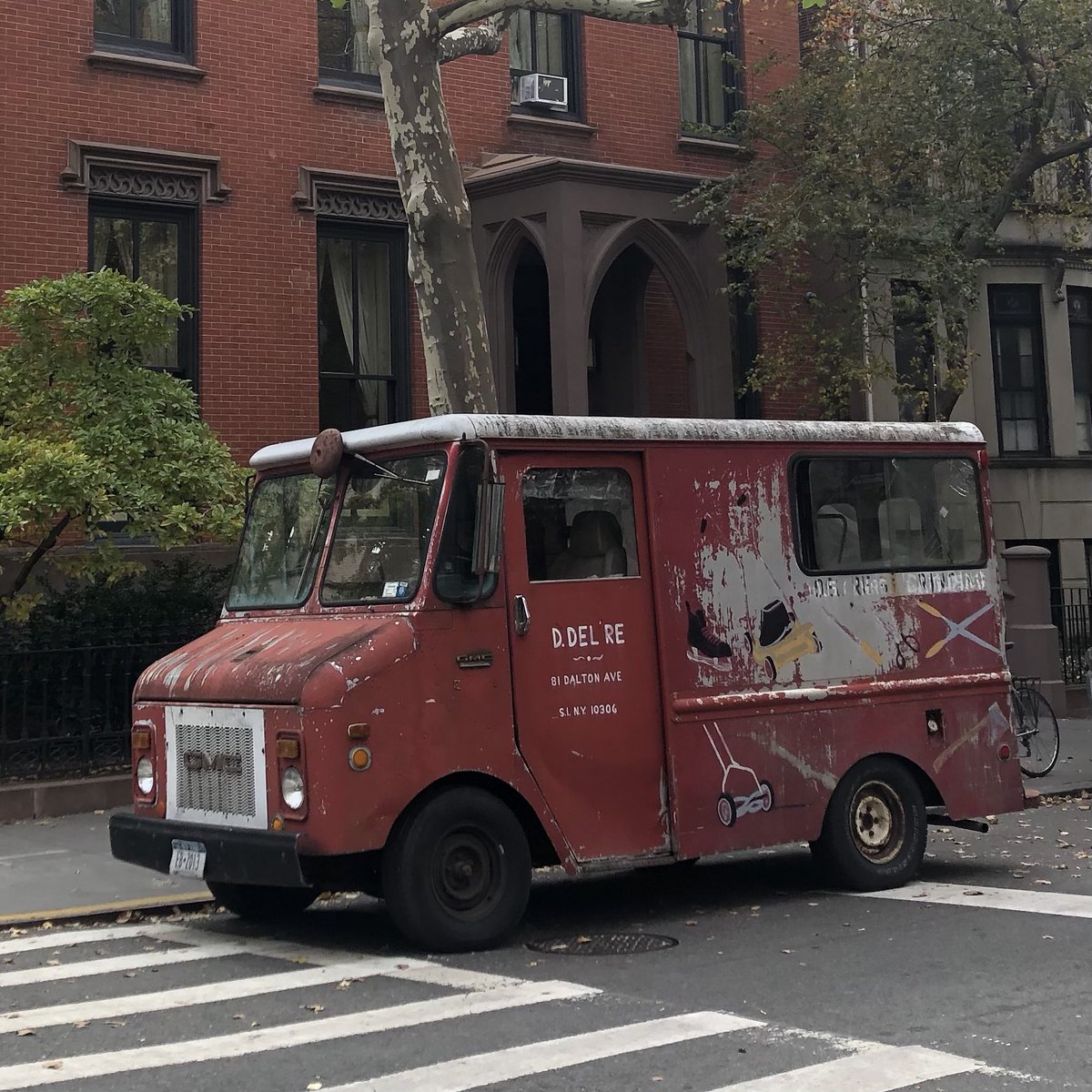jeremylechtzin's tweet photo. Always a good day when you spot the knife-sharpening truck https://t.co/VEEom2LxoF
