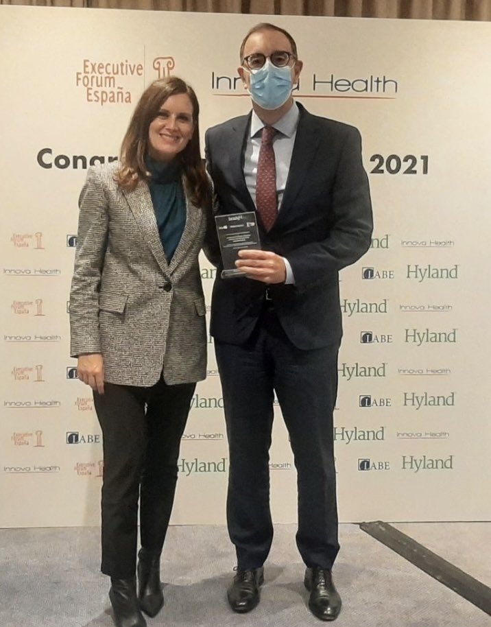 MBelenGCodina's tweet photo. He tenido el gran honor de entregar a @Fjffernandez, Director de Comunicación en @Farmaindustria, el Premio que ha concedido a Farmaindustria, el Congreso #InnovaHealth2021 como reconocimiento por su trabajo realizado durante la pandemia #Investigación #MedicamentosEsenciales https://t.co/x4kAUgzvxT