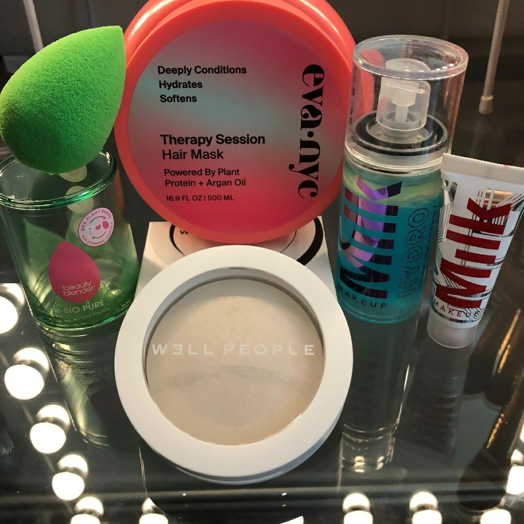 paulasparks's tweet photo. I received the best #VoxBox free to try from #Influenster! Feeling like a queen while decking the halls for Christmas. Super stoked for the @evahairnyc hair mask #cleanandchicvoxbox #complimentary @Influenster https://t.co/f6DiakA28Q