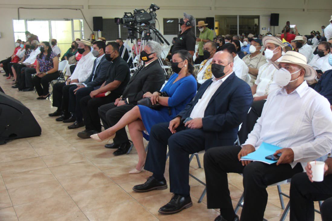 IPACOOP's tweet photo. El Director del #IPACOOP, Edwin Navarro, estuvo presente en la entrega del paquete de propuestas del Pacto del Bicentenario, correspondiente a la Región Central (Herrera, Coclé, Los Santos y Veraguas). https://t.co/4RHVZoNAH8