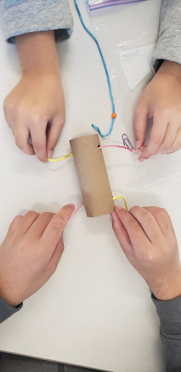 Hier lors de notre mercredi décloisonné à <a href="/PierredeBlois/">École secondaire publique Pierre-de-Blois</a> du @Ottawacepeo les élèves devaient relever un défi de créativité : essayer de reproduire le tube mystère et...