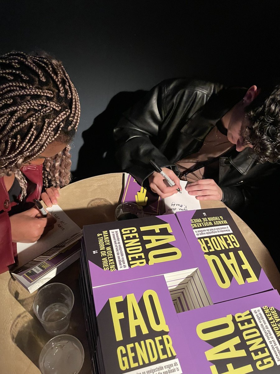 Mijn favoriete koppel heeft een boek geschreven:“FAQ GENDER”. Een must read voor iedereen die iemand kent die non-binair is of als je de wonderlijke wereld van het non-binair zijn wilt ontdekken! #FAQGENDER