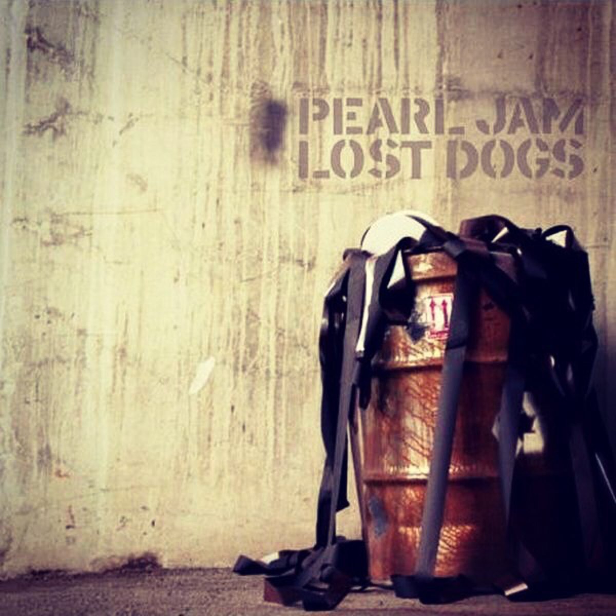 JeffAmentsArmy's tweet photo. #HappyBirthday, Lost Dogs!
Lost Dogs was released on November 11, 2003.
#LostDogsWeek #PearlJam https://t.co/b1uMzT4qYI