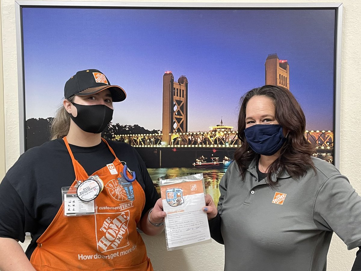 StephAbles's tweet photo. Crystal our paint opener thanking Janai our flooring DH for always helping out her sister department and taking care of our associates. Great job ladies and keep it up. #OneTeamOneDream #1846Proud @BerumenNaz @catelyn_sober @GarettReidTHD @EddiePereida101 @Carrie_e_Garcia https://t.co/IwaLGDujC4