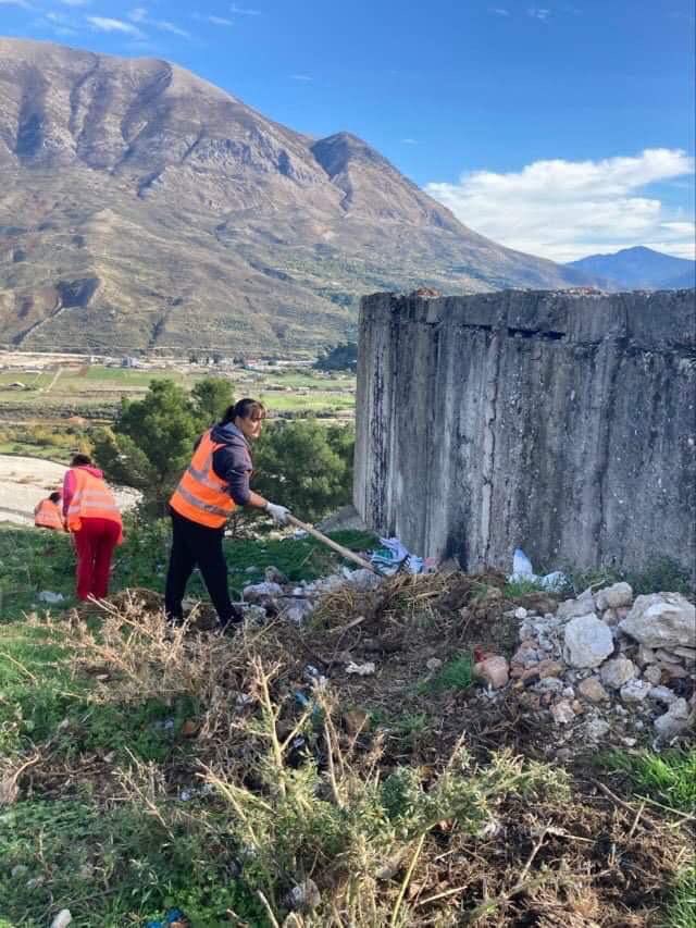 MirelaKumbaro's tweet photo. 📍Në #Vlorë, #Sarandë, #Delvinë, #Himarë e #Finiq institucionet përgjegjëse nën drejtimin rigoroz të Prefektit Flamur Mamaj u mbështetën nga nxënës, mësues e banorë të zonave 🧍🏼🧍🏼‍♀️duke pastruar pirgje mbetjesh të hedhura kuturu 🚮 https://t.co/YjWitlDP1C