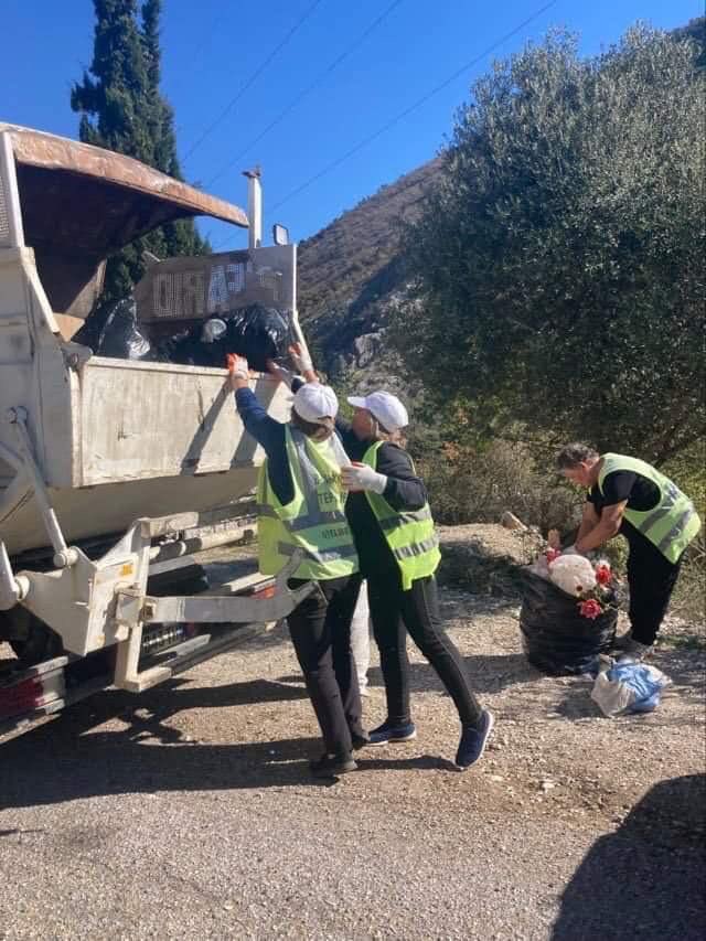 MirelaKumbaro's tweet photo. 📍Në #Vlorë, #Sarandë, #Delvinë, #Himarë e #Finiq institucionet përgjegjëse nën drejtimin rigoroz të Prefektit Flamur Mamaj u mbështetën nga nxënës, mësues e banorë të zonave 🧍🏼🧍🏼‍♀️duke pastruar pirgje mbetjesh të hedhura kuturu 🚮 https://t.co/YjWitlDP1C