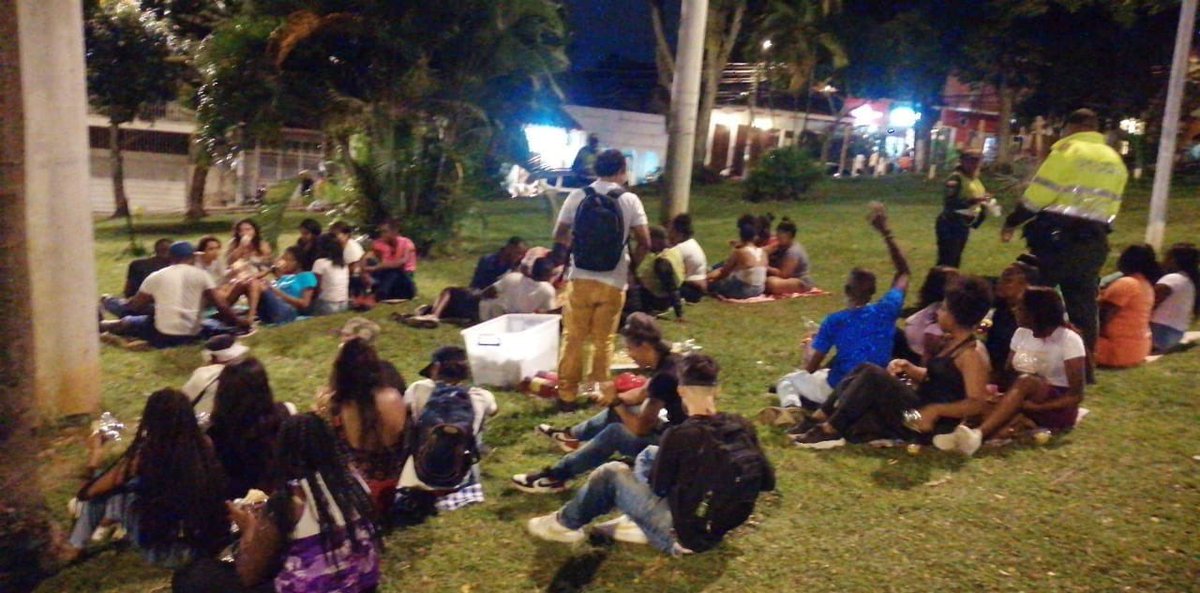 SeguridadCali's tweet photo. A través de nuestro programa #PERLA con apoyo de @PoliciaCali, jóvenes de la comuna 21 disfrutaron de un recorrido pedagógico con enfoque en participación comunitaria, por los sectores de Cristo Rey, el mirador de Sebastián de Belalcázar y la Colina de San Antonio. https://t.co/bXdiqQOtGP
